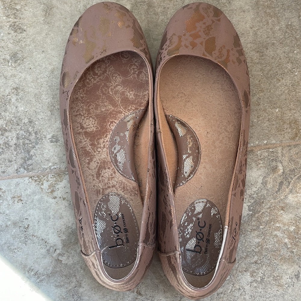 B.O.C. Born Concept Tan and Gold Flats - Picture 2 of 7